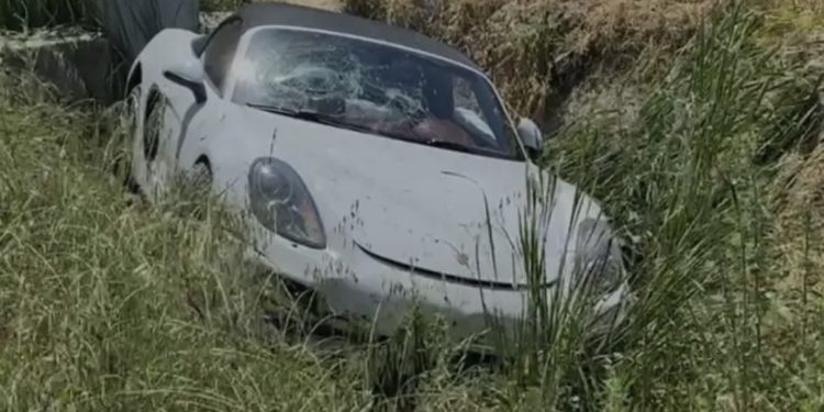 Aksident i rëndë në aksin Shkodër-Lezhë, Porsche përfundon në kanal