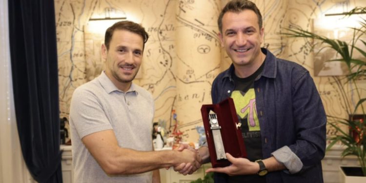 Niko Vertis në Tiranë, Veliaj i ‘zbulon’ sekretin dhe mbiemrin shqiptar: Është arvanitas…