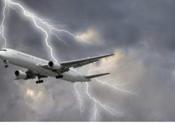 Çfarë ndodh kur rrufeja godet një aeroplan?