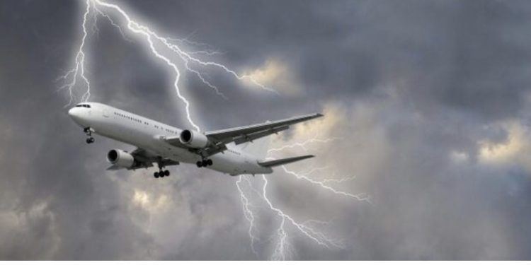 Çfarë ndodh kur rrufeja godet një aeroplan?