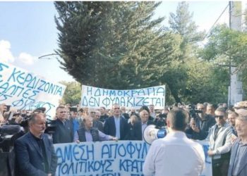 Protesta në Athinë kundër arrestimit të Belerit, në krye qëndron anti-shqiptari Babis Karathanos