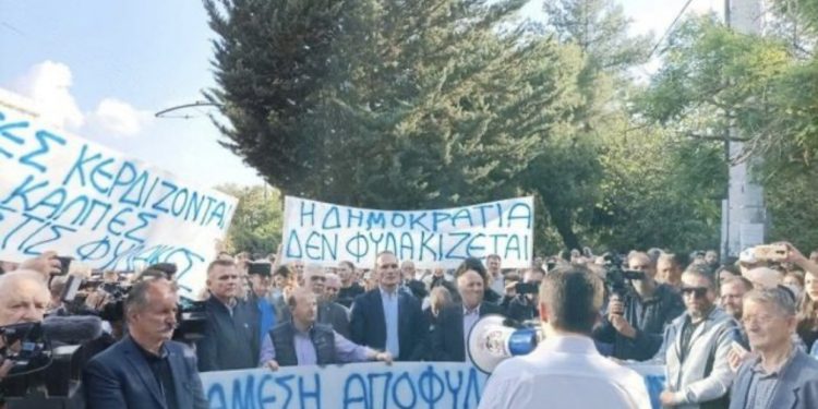 Protesta në Athinë kundër arrestimit të Belerit, në krye qëndron anti-shqiptari Babis Karathanos
