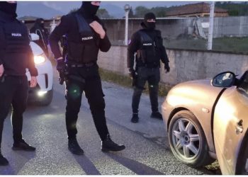 Qëllohet me armë drejt makinës së ish-deputetit në Kurbin