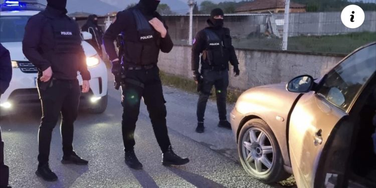 Qëllohet me armë drejt makinës së ish-deputetit në Kurbin