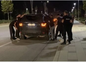 “Zbrit nga makina”! Kapen “kokat” me kokainë në Tiranë