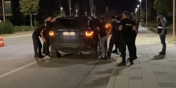 “Zbrit nga makina”! Kapen “kokat” me kokainë në Tiranë