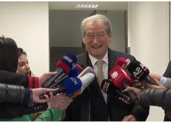 A të tremb rikthimi i Bashës? Berisha “shkrihet” së qeshuri: Mos bëni shaka…
