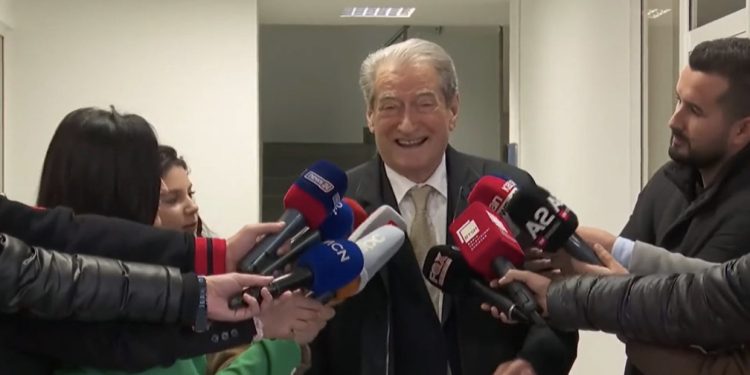 A të tremb rikthimi i Bashës? Berisha “shkrihet” së qeshuri: Mos bëni shaka…