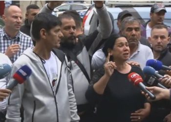 “Kishte dhëmbët e thyer dhe veshin e nxirë”, familjarët e Jani Rustemit protestë para Ministrisë së Drejtësisë