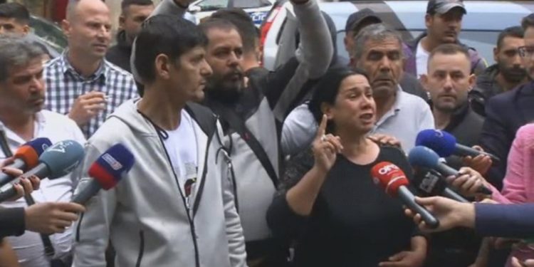 “Kishte dhëmbët e thyer dhe veshin e nxirë”, familjarët e Jani Rustemit protestë para Ministrisë së Drejtësisë