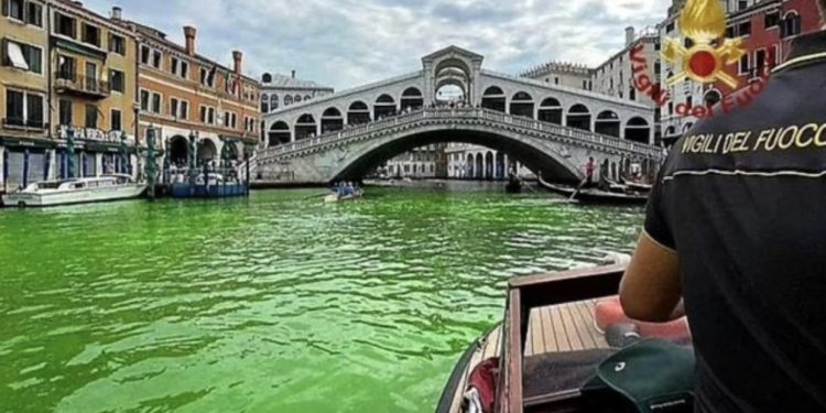 Misteri në Venecia: Uji merr ngjyrë jeshile, nisin hetimet
