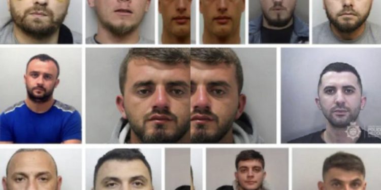 Daily Telegraph: Erdhën me gomone, 80 kriminelë shqiptarë të dënuar në 4 muaj!