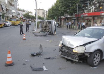 Po i ikte policisë, 22-vjeçarja pa patentë dhe e dehur në timon bën aksident, plagoset bashkë me shokun e saj