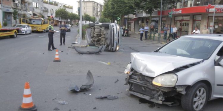 Po i ikte policisë, 22-vjeçarja pa patentë dhe e dehur në timon bën aksident, plagoset bashkë me shokun e saj