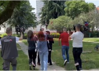 VIDEO/ Arben Ahmetaj sulmohet me “euro” nga disa të rinj para Parlamentit