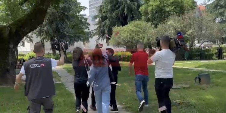 VIDEO/ Arben Ahmetaj sulmohet me “euro” nga disa të rinj para Parlamentit