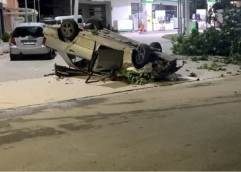 FOTO/ Aksident i frikshëm në Vlorë, shkatërrohet makina!