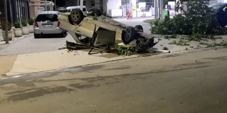 FOTO/ Aksident i frikshëm në Vlorë, shkatërrohet makina!