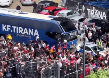 VIDEO/ Tifozët e Partizanit rrethojnë autobusin e Tiranës dhe i thyejnë xhamat