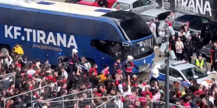VIDEO/ Tifozët e Partizanit rrethojnë autobusin e Tiranës dhe i thyejnë xhamat
