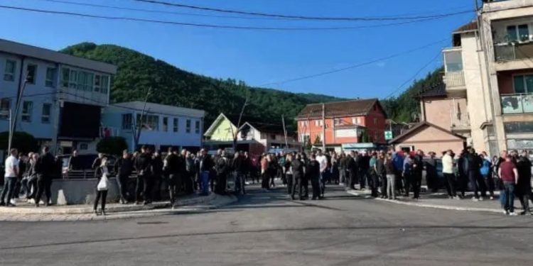 Fillon protesta e serbëve në veri të Kosovës, policia dhe KFOR-i blindojnë objektin