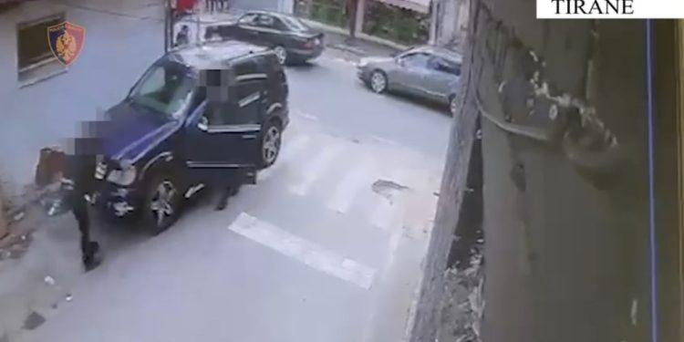 VIDEO-Hajduti vjedh makinën me karrotrec në mes të ditës në Tiranë