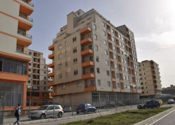 Tragjike/ Bie nga kati i katërt, vdes vajza në Durrës