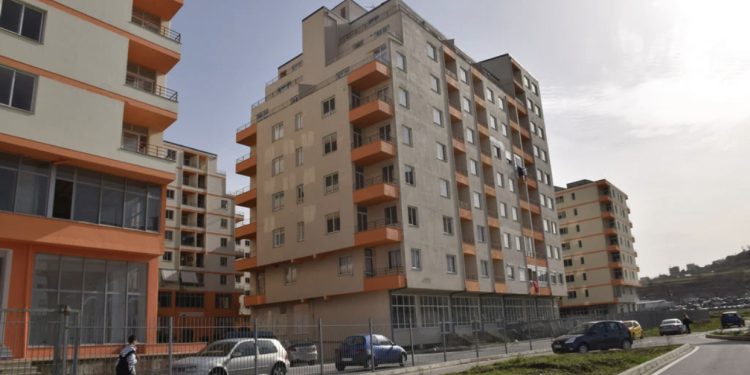 Tragjike/ Bie nga kati i katërt, vdes vajza në Durrës