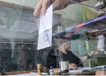 Pasi u ankua për Belerin, Greqia arreston të moshuarën që hodhi në kutinë e votimit dy zarfe me vota