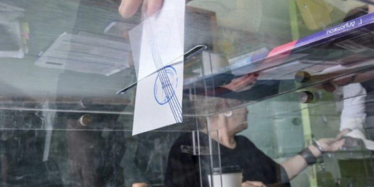 Pasi u ankua për Belerin, Greqia arreston të moshuarën që hodhi në kutinë e votimit dy zarfe me vota