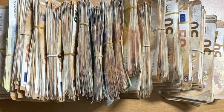 “Do të ndihmoj me gjyqin”! Arrestohet mashtruesja që zhvati 230 mijë euro