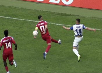 VIDEO/ Tirana më kërkuese në pjesën e parë, bardheblutë e mbyllin me polemika për një penallti