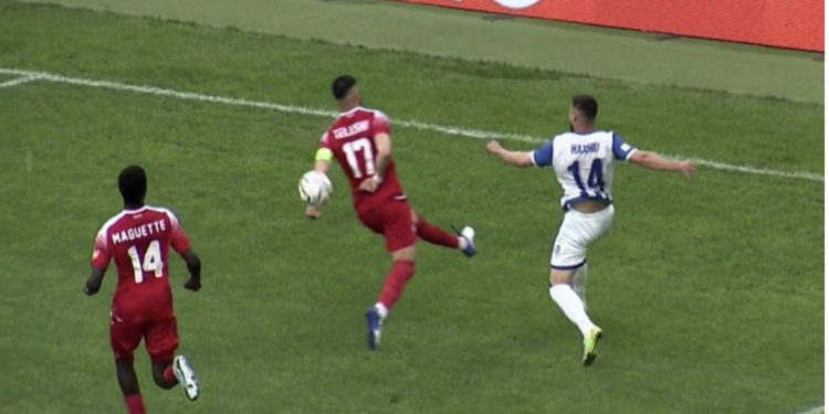 VIDEO/ Tirana më kërkuese në pjesën e parë, bardheblutë e mbyllin me polemika për një penallti