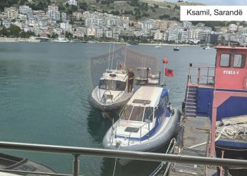 Drejtuesi pa dokumentacion, bllokohet një tjetër skaf në plazhin e Ksamilit, i vendoset gjobë e majme