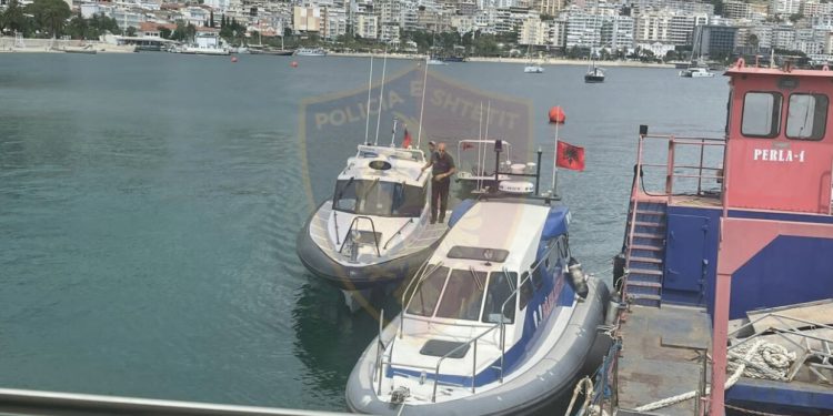 Drejtuesi pa dokumentacion, bllokohet një tjetër skaf në plazhin e Ksamilit, i vendoset gjobë e majme