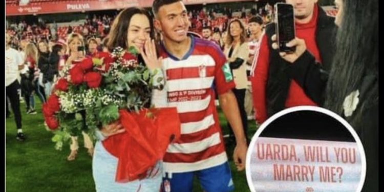 VIDEO/ Tre gëzime në një ditë për Myrto Uzunin, pas suksesit me Granadën sulmuesi shqiptar i propozon të dashurës për martesë