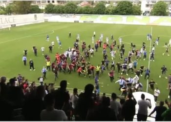 VIDEO/ Plas sherri pas përfundimit të sfidës Tirana-Bylis, tifozët sulmojnë gjyqtarin