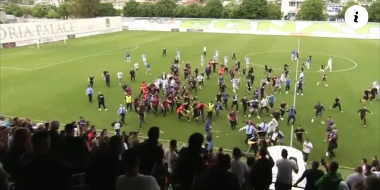 VIDEO/ Plas sherri pas përfundimit të sfidës Tirana-Bylis, tifozët sulmojnë gjyqtarin