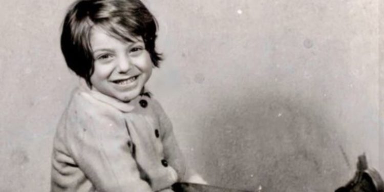 FOTO/ Feston sot 54-vjetorin e lindjes, njihet si gazetari më i paguar në Shqipëri, e gjeni dot për cilin bëhet fjalë