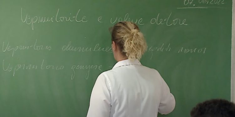 Nis nga 7% për mësuesit në 98% për deputetët, ja se sa rriten pagat për çdo kategori