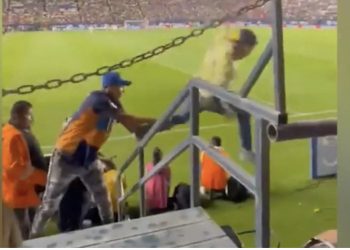 VIDEO/ Tifozi tenton të hyjë në fushë, prekja “magjike” e çon në… kanal
