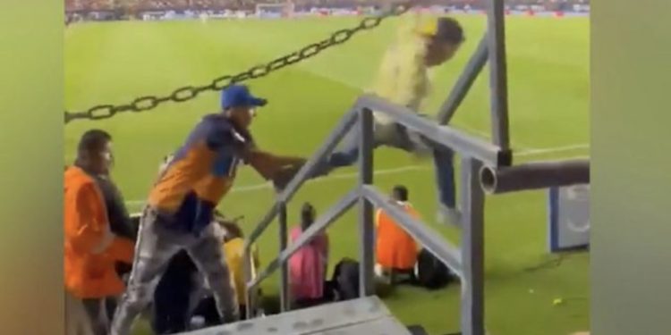 VIDEO/ Tifozi tenton të hyjë në fushë, prekja “magjike” e çon në… kanal