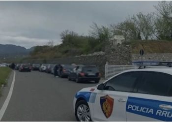 Përplasen 5 makina në autostradën Tiranë-Durrës