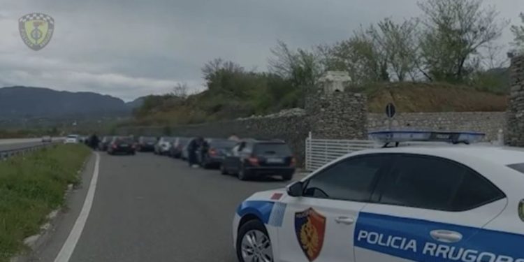 Përplasen 5 makina në autostradën Tiranë-Durrës