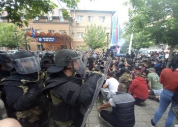 VIDEO-Shtyrje, përplasje, të shtëna dhe të plagosur në veri të Kosovës