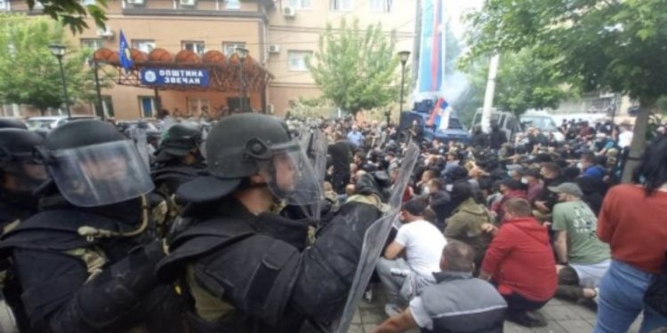 VIDEO-Shtyrje, përplasje, të shtëna dhe të plagosur në veri të Kosovës