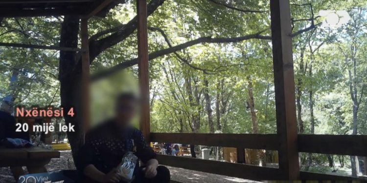 SKANDALI/ Si drejtori i shkollës grabit nxënësit në Maliq, u merr nga 6 mijë lekë më shumë për biletën e autobusit për ekskursion