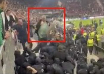 VIDEO/ Skena të pabesueshme si në filma! Një tifoz i vetëm i West Ham zmbrapsi me grushta gjithë huliganët holandezë, do sulmonin familjarët e lojtarëve