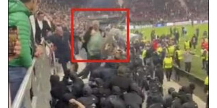 VIDEO/ Skena të pabesueshme si në filma! Një tifoz i vetëm i West Ham zmbrapsi me grushta gjithë huliganët holandezë, do sulmonin familjarët e lojtarëve