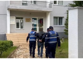 Tentoi të vriste me sëpatë fqinjin e tij, arrestohet në flagrancë 38-vjeçari
